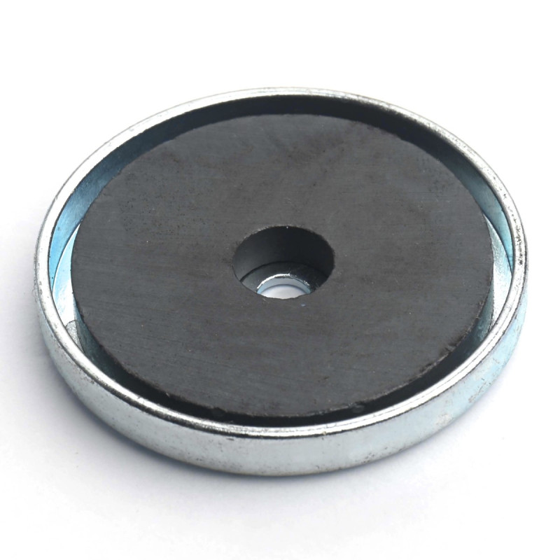 Magnet i hus, diameter 30 mm, med boring til fladhovedskrue, ferrit