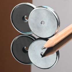 Magnet i hus, diameter 30 mm, med boring for flat skrue, ferritt