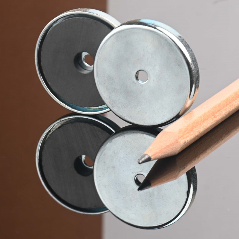 Magnet i hus, diameter 30 mm, med boring til fladhovedskrue, ferrit