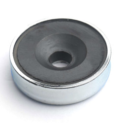 Magnet v ohišju, premer 25 mm, z luknjo za poglobljeno glavo vijaka, feritni