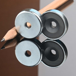 Gövde içinde mıknatıs, çap 25 mm, havşa başlı vida için delikli, ferrit