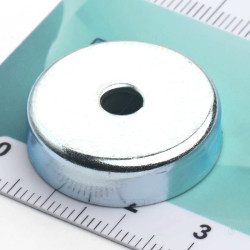 Magnet v ohišju, premer 25 mm, z luknjo za poglobljeno glavo vijaka, feritni