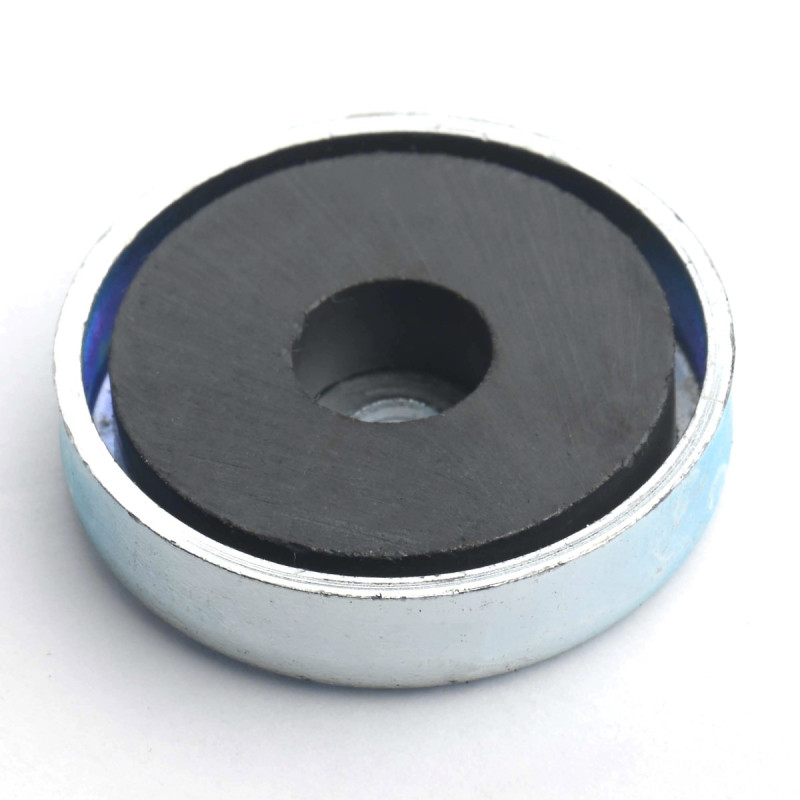 Magnet i hus, diameter 25 mm, med boring for flat skrue, ferritt
