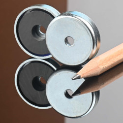 Magnet i hus, diameter 25 mm, med boring til fladhovedskrue, ferrit