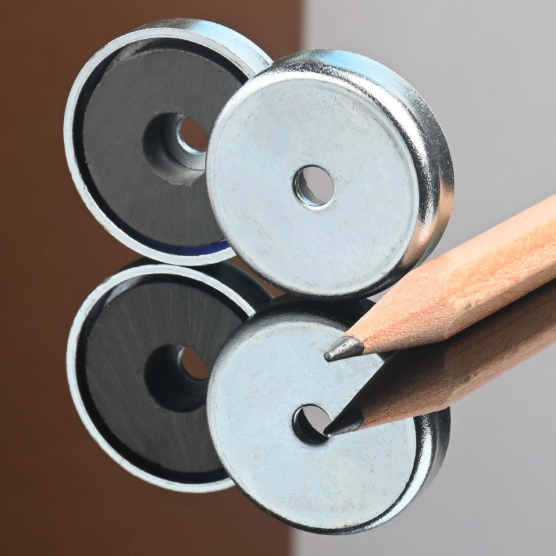 Magnet i hus, diameter 25 mm, med boring for flat skrue, ferritt