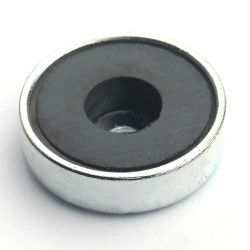 Magneetti kotelossa, halkaisija 20 mm, jossa on reikä litteäpäistä ruuvia varten, ferriittiä.