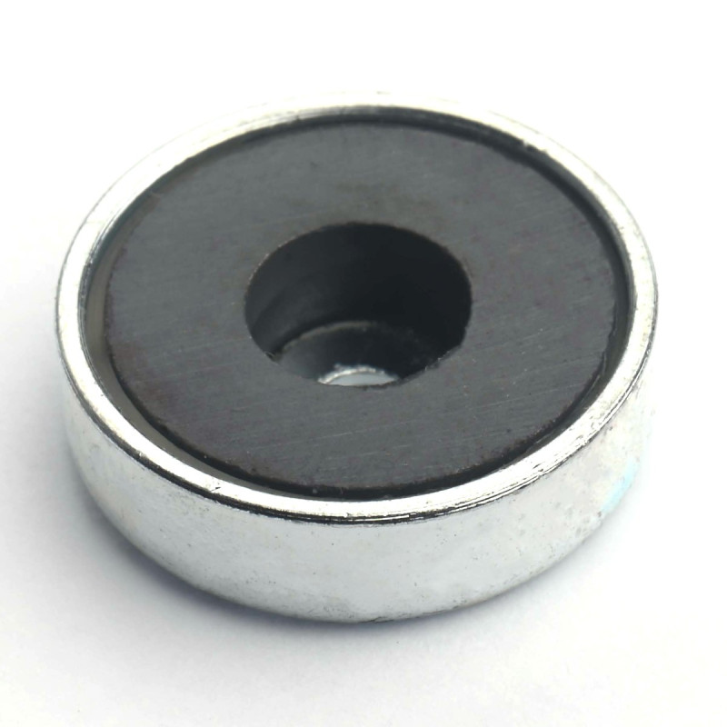 Magneetti kotelossa, halkaisija 20 mm, jossa on reikä litteäpäistä ruuvia varten, ferriittiä.