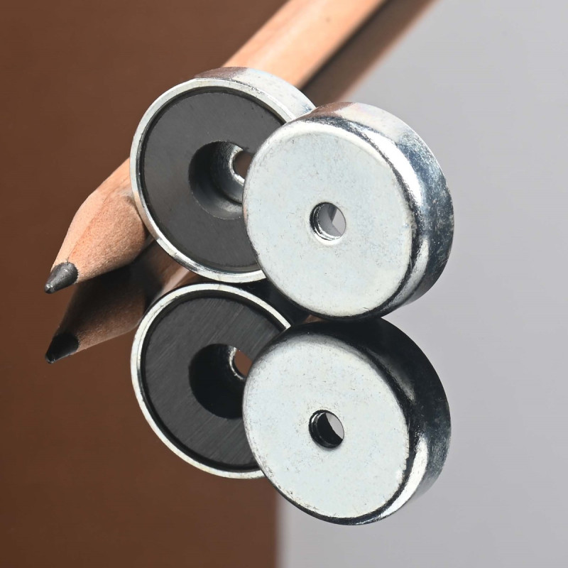 Magnet i hus, diameter 20 mm, med boring for flat skrue, ferritt