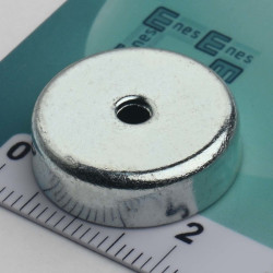Magnet i hus, diameter 20 mm, med boring for flat skrue, ferritt
