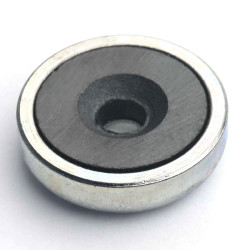 Magnet v ohišju, premer 16 mm, z luknjo za poglobljeno glavo vijaka, feritni