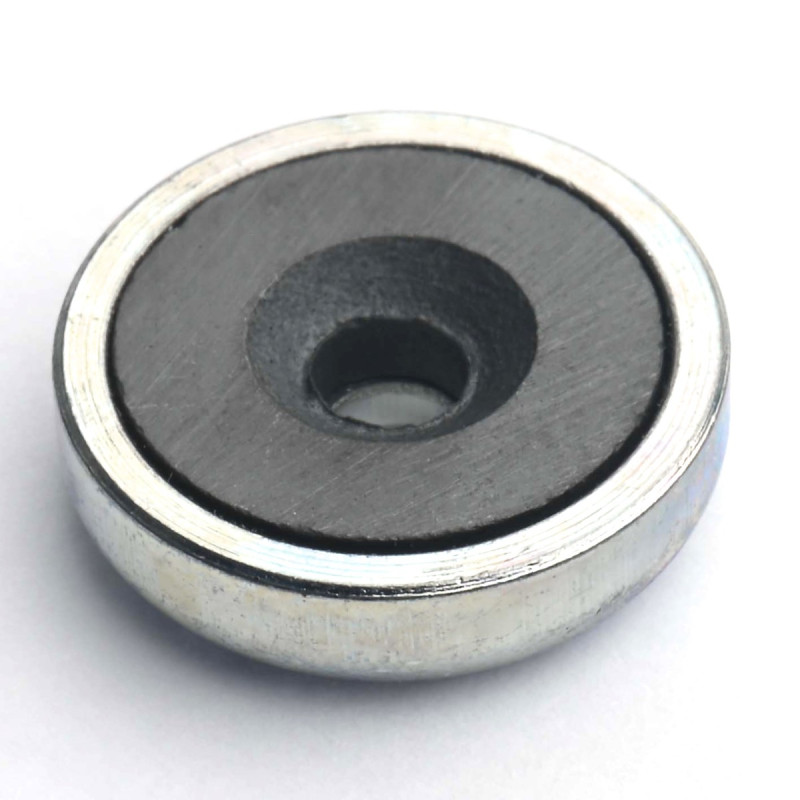 Magnet v ohišju, premer 16 mm, z luknjo za poglobljeno glavo vijaka, feritni