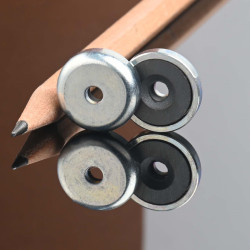 Magnet i hus, diameter 16 mm, med hull for forsenket skruehode, ferritt