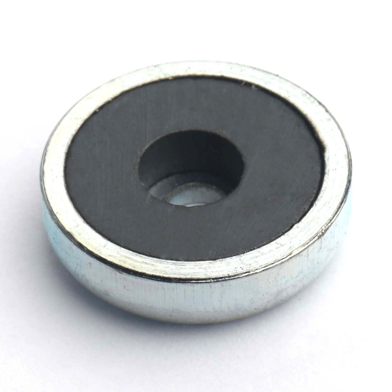 Magnet i hus, diameter 16 mm, med boring til fladhovedskrue, ferrit