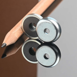 Magnet i hus, diameter 16 mm, med boring for flat skrue, ferritt