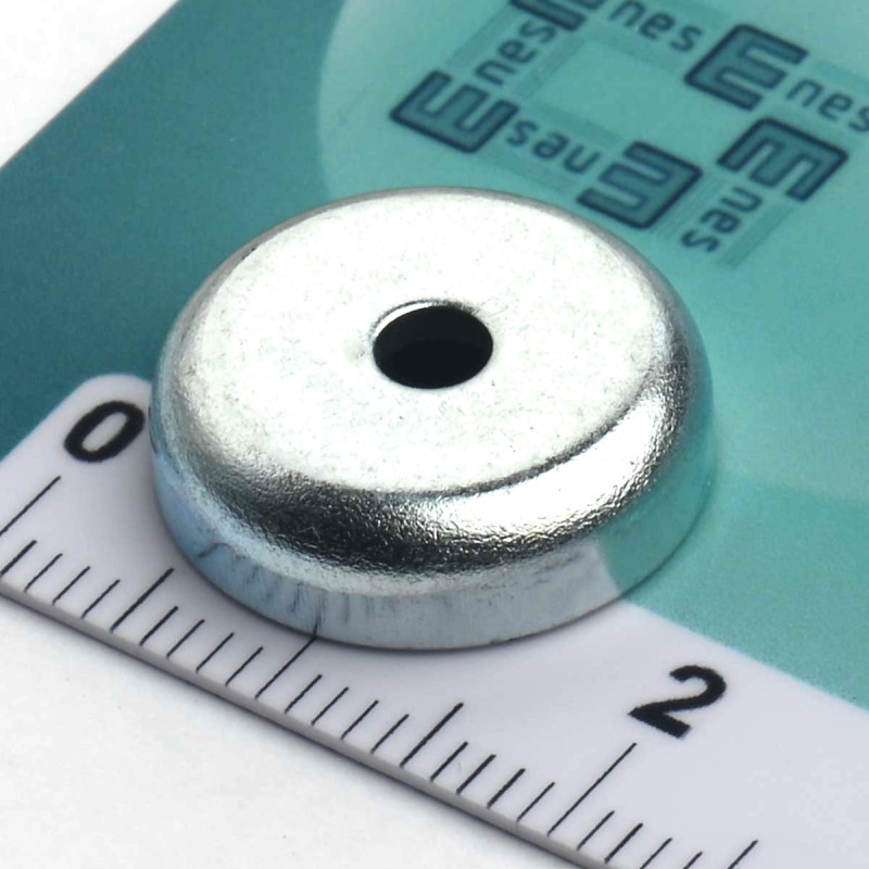 Magnet i hus, diameter 16 mm, med boring for flat skrue, ferritt