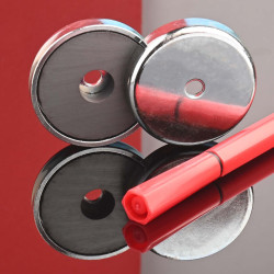 Magnet i hus, diameter 36,2 mm, med boring til fladhovedskrue, ferrit