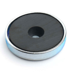 Magnet i hus, diameter 36,2 mm, med boring til fladhovedskrue, ferrit