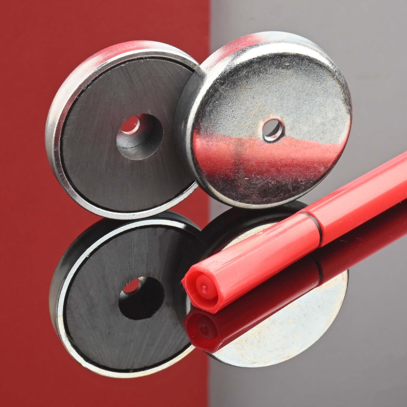 Magnet i hus, diameter 36 mm, med boring til fladhovedskrue, ferrit