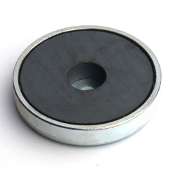 Magneetti kotelossa, halkaisija 36 mm, jossa on reikä litteäpäistä ruuvia varten, ferriittiä.