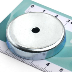 Magneetti kotelossa, halkaisija 40 mm, jossa on reikä litteäpäistä ruuvia varten, ferriittiä.