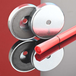 Magnet i hus, diameter 40 mm, med boring til fladhovedskrue, ferrit