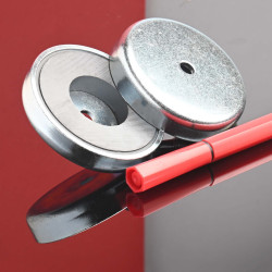 Magnet i hus, diameter 50 mm, med boring til fladhovedskrue, ferrit