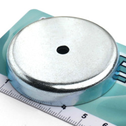 Magneetti kotelossa, halkaisija 50 mm, jossa on reikä litteäpäistä ruuvia varten, ferriittiä.