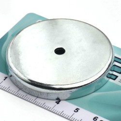 Magnet i hus, diameter 52 mm, med boring til fladhovedskrue, ferrit