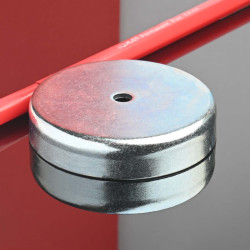 Magnet v ohišju, premer 63 mm, z odprtino za vijak z ravno glavo, feritni