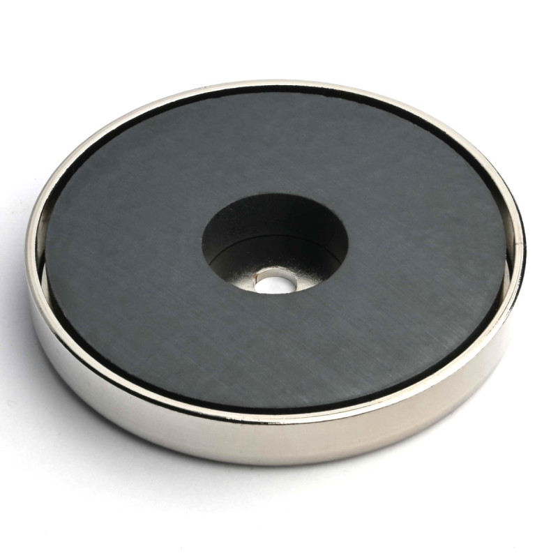 Magneetti kotelossa, halkaisija 81,3 mm, jossa on reikä litteäpäistä ruuvia varten, ferriittiä.