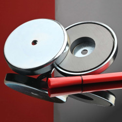 Magnet i hus, diameter 67 mm, med boring til fladhovedskrue, ferrit