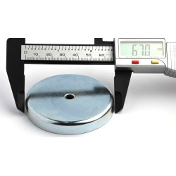 Magnet i hus, diameter 67 mm, med boring til fladhovedskrue, ferrit