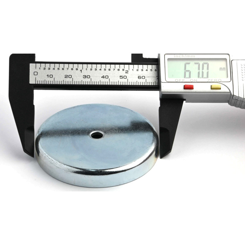Magnet i hus, diameter 67 mm, med boring for flat skrue, ferritt