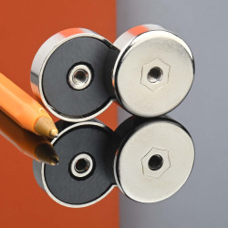 Magnet, diameter 25 mm, M4 innvendig gjenge, høyde 7 mm, ferritt