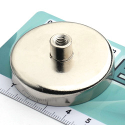 Magnet i hus, diameter 47 mm, med skruestik M6 - ferrit