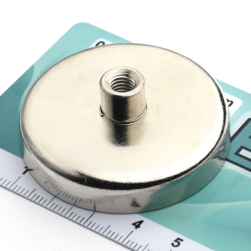 Magnet i hus, diameter 47 mm, med skruestik M6 - ferrit