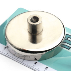 Magnet i hus, diameter 50 mm, med skrueinnfatning M8 - ferritt