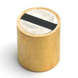 Magneetti messinkikotelossa, halkaisija 20 mm, sisäkierre M6, korkeus 25 mm, neodyymi.