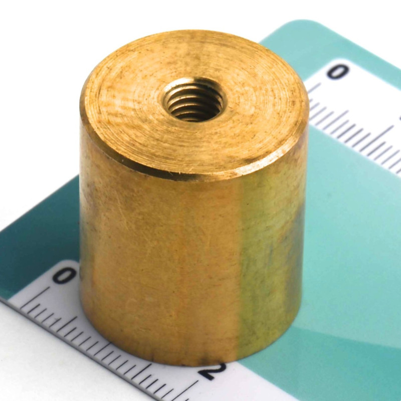 Magnet messingist, läbimõõt 20 mm, M6 sisekeermega, kõrgus 25 mm, neodüüm magnet.